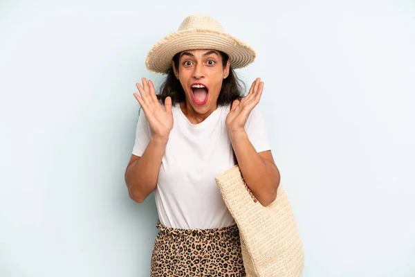 Hispanic Woman Feeling Happy Astonished Something Unbelievable Summer Concept — Foto Stock