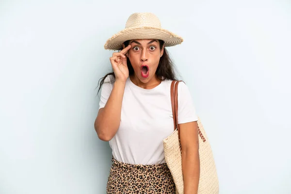 Hispanic Woman Looking Surprised Realizing New Thought Idea Concept Summer — Fotografia de Stock