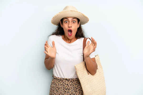 Hispanic Woman Feeling Extremely Shocked Surprised Summer Concept — Fotografia de Stock