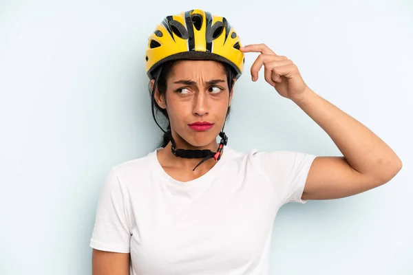 Іспаномовні Жінки Посміхаються Щасливо Мріють Або Сумніваються Концепція Велоспорту — стокове фото
