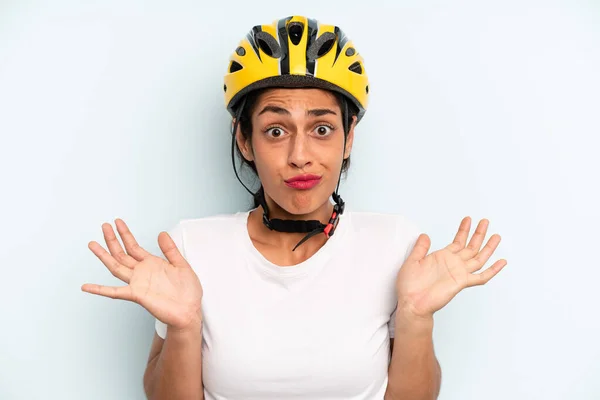 Іспаномовна Жінка Почувається Спантеличеною Збентеженою Сумнівною Концепція Велоспорту — стокове фото