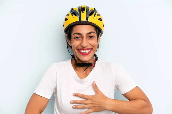 Іспаномовна Жінка Голосно Сміється Над Якимсь Веселим Жартом Концепція Велоспорту — стокове фото