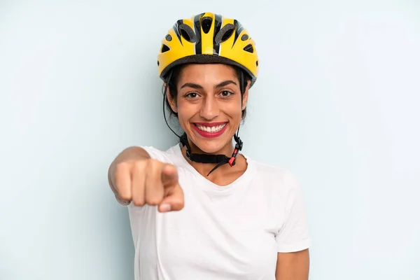 Іспаномовна Жінка Вказує Камеру Яка Тебе Вибирає Концепція Велоспорту — стокове фото