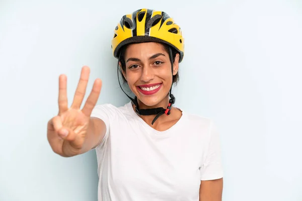 Іспаномовна Жінка Посміхається Виглядає Доброзичливо Показуючи Номер Три Концепція Велоспорту — стокове фото