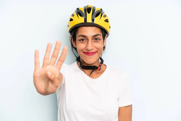 Іспаномовна Жінка Посміхається Виглядає Доброзичливо Показуючи Четверту Концепція Велоспорту — стокове фото