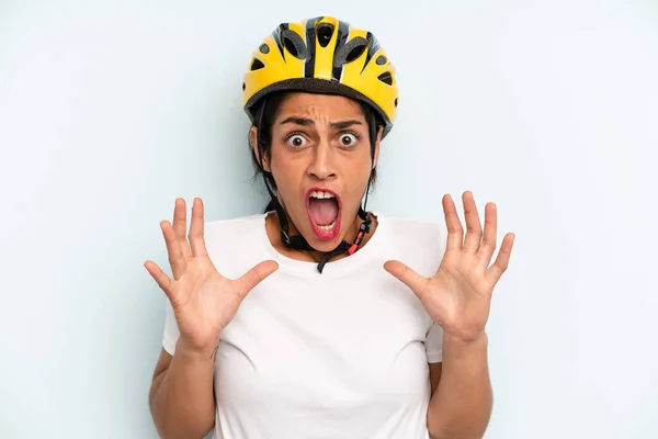 Іспаномовна Жінка Кричить Руками Вгору Повітрі Концепція Велоспорту — стокове фото