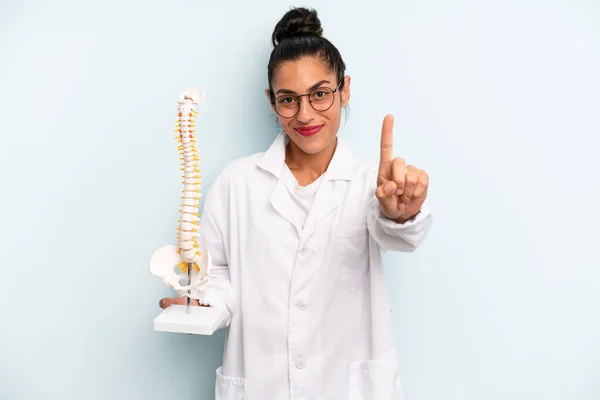 Mujer Hispana Sonriendo Orgullosa Confiadamente Haciendo Número Uno Concepto Estudiante — Foto de Stock