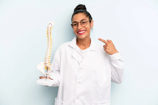 Mujer Hispana Sonriendo Con Confianza Señalando Propia Sonrisa Amplia Concepto — Foto de Stock