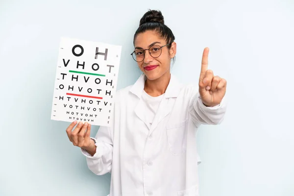 Hispanic Woman Smiling Looking Friendly Showing Number One Optical Vision — ストック写真