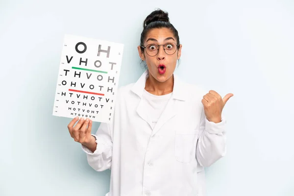 Hispanic Woman Looking Astonished Disbelief Optical Vision Test Concept — Foto Stock