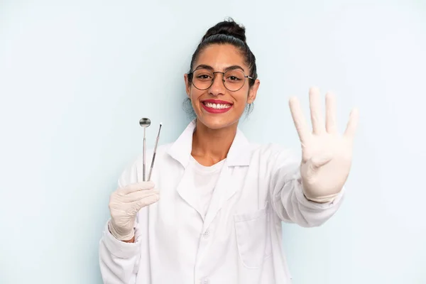 Hispanic Woman Smiling Looking Friendly Showing Number Four Dentist Concept — Foto de Stock