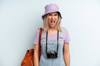 Sarışın kadın saldırganca bağırıyor, çok kızgın görünüyor. Yaz turizmi kavramı