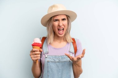 Sarışın kadın sinirli, sinirli ve sinirli görünüyor. dondurma ve yaz konsepti