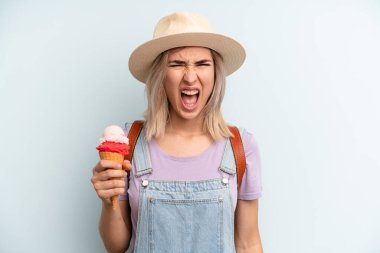 Sarışın kadın saldırganca bağırıyor, çok kızgın görünüyor. dondurma ve yaz konsepti