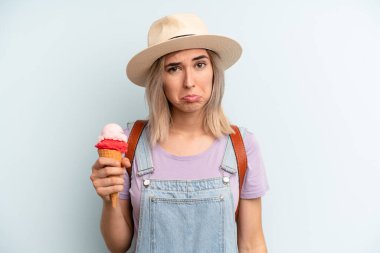 Sarışın kadın üzgün ve mızmızlanıyor. Mutsuz bir bakışı var ve ağlıyor. dondurma ve yaz konsepti