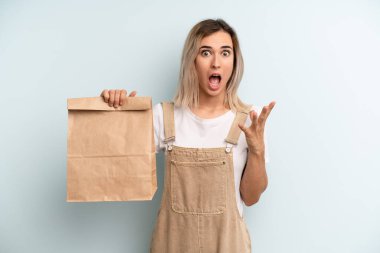 Sarışın kadın şok olmuş ve şaşırmış hissediyor. teslimat kavramını kaldır