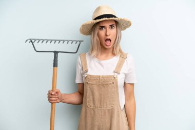 Sarışın kadın çok şaşırmış ya da şaşkın görünüyor. Çiftçi ve tırmık kokulu