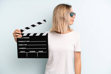 Profil bakışlı sarışın kadın hayal mi kuruyor yoksa hayal mi kuruyor? film ya da film konsepti