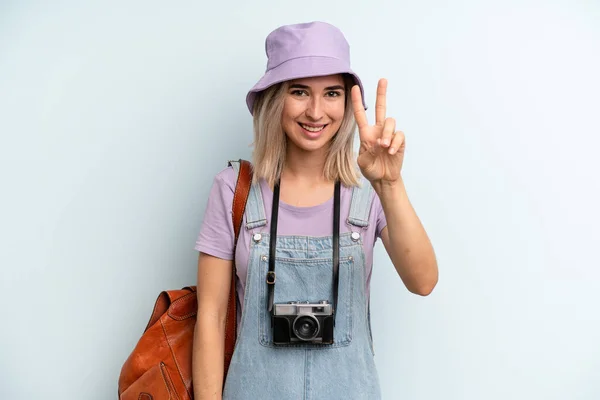 Mujer Rubia Sonriendo Mirando Feliz Haciendo Gestos Victoria Paz Concepto —  Fotos de Stock