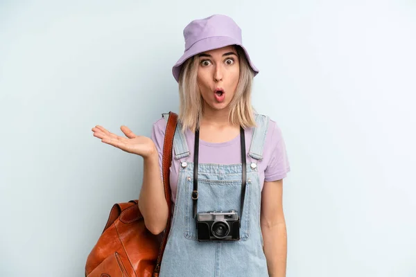 Blonde Woman Looking Surprised Shocked Jaw Dropped Holding Object Summer — Foto Stock