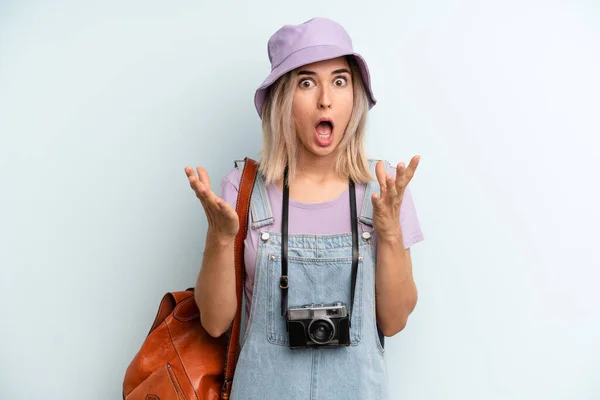 Sarışın Kadın Şok Olmuş Şaşırmış Hissediyor Yaz Turizmi Kavramı — Stok fotoğraf