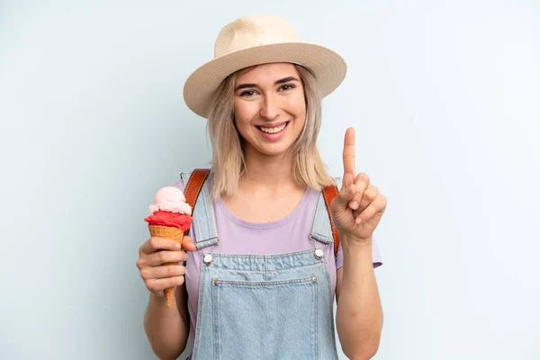 Mulher Loira Sorrindo Olhando Amigável Mostrando Número Conceito Sorvete Verão — Fotografia de Stock