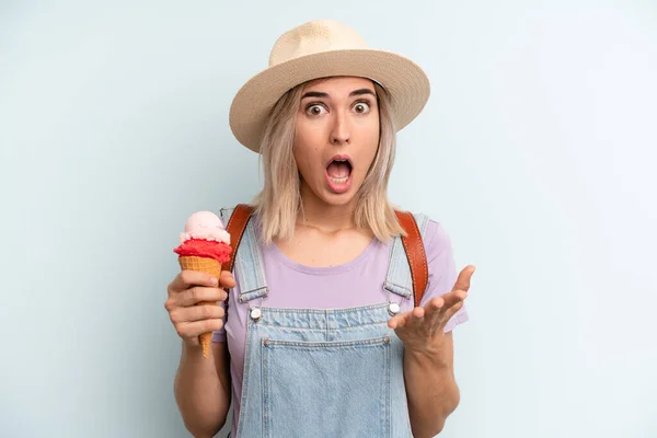 Blonde Woman Amazed Shocked Astonished Unbelievable Surprise Ice Cream Summer — Stockfoto