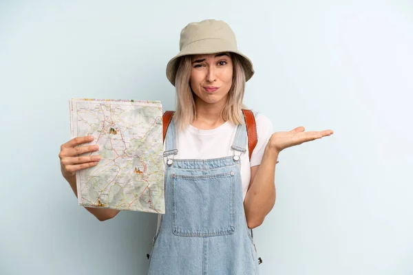 Blonde Woman Feeling Puzzled Confused Doubting Tourist Map Concept — Zdjęcie stockowe