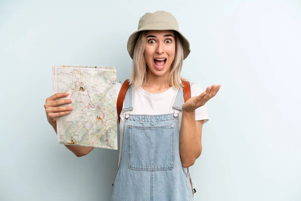 Blonde Woman Feeling Happy Astonished Something Unbelievable Tourist Map Concept — Zdjęcie stockowe
