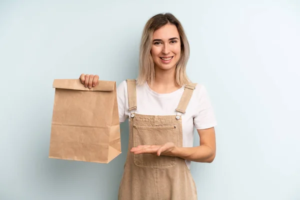 Blonde Woman Smiling Cheerfully Feeling Happy Showing Concept Take Away — ストック写真