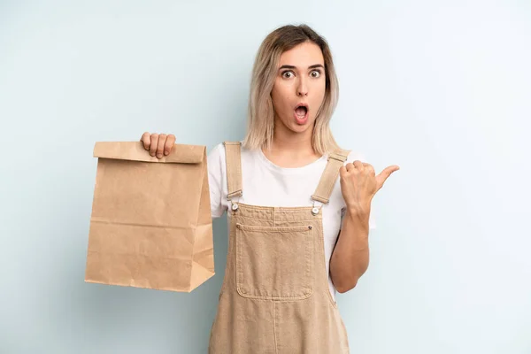 Blonde Woman Looking Astonished Disbelief Take Away Delivery Concept — Zdjęcie stockowe
