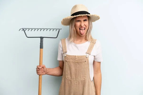 Blonde Woman Cheerful Rebellious Attitude Joking Sticking Tongue Out Farmer — Stockfoto