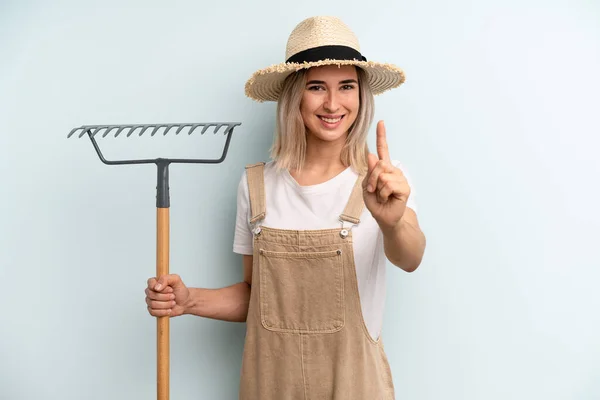 Blonde Vrouw Glimlacht Trots Vol Vertrouwen Maken Nummer Een Landbouwer — Stockfoto