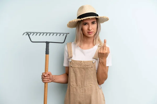 Blonde Vrouw Die Zich Boos Geïrriteerd Opstandig Agressief Voelt Landbouwer — Stockfoto