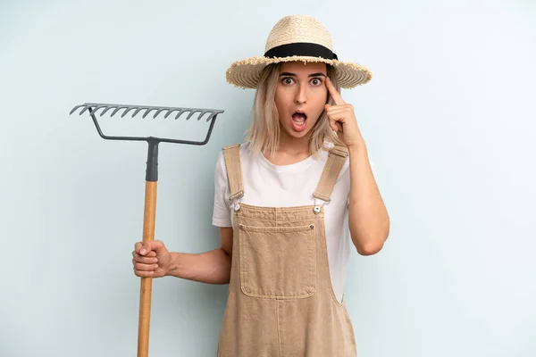 Blonde Woman Looking Surprised Realizing New Thought Idea Concept Farmer — Stockfoto