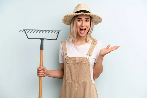 Blonde Woman Feeling Happy Surprised Realizing Solution Idea Farmer Rake — Stockfoto