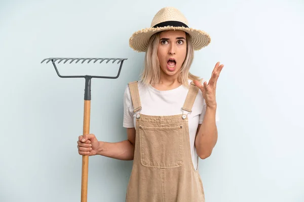 Blonde Vrouw Schreeuwen Met Handen Omhoog Lucht Landbouwer Hark Gekaapt — Stockfoto