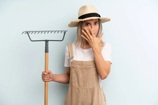 Blonde Woman Covering Mouth Hands Shocked Farmer Rake Cocnept — Stockfoto