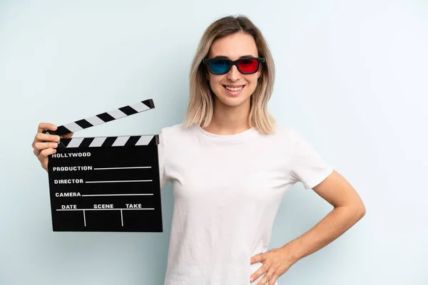 Mulher Loira Sorrindo Feliz Com Uma Mão Quadril Confiante Conceito — Fotografia de Stock