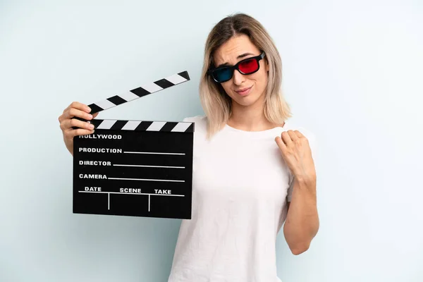 Mujer Rubia Buscando Arrogante Exitoso Positivo Orgulloso Concepto Película Película —  Fotos de Stock