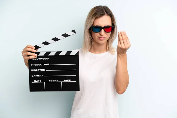 Mulher Loira Fazendo Capice Gesto Dinheiro Dizendo Lhe Para Pagar — Fotografia de Stock