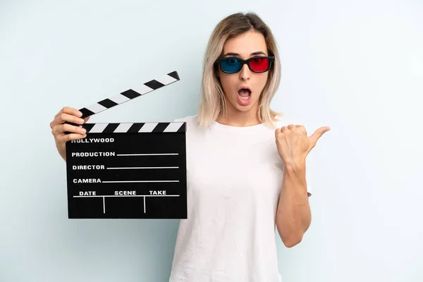 Blonde Woman Looking Astonished Disbelief Film Movie Concept — Stockfoto