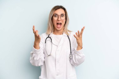 Sarışın kadın şok olmuş ve şaşırmış hissediyor. tıp öğrencisi konsepti