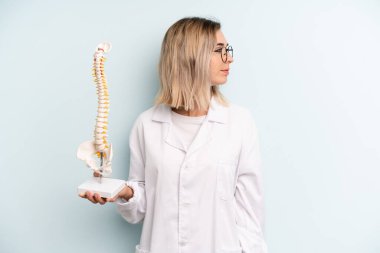 Profil bakışlı sarışın kadın hayal mi kuruyor yoksa hayal mi kuruyor? tıp öğrencisi konsepti