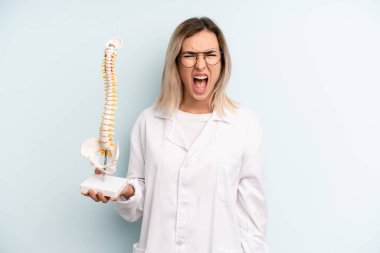 Sarışın kadın saldırganca bağırıyor, çok kızgın görünüyor. tıp öğrencisi konsepti