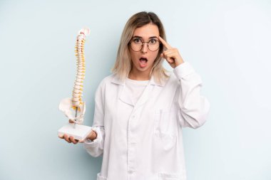 Sarışın kadın şaşırmış görünüyor, yeni bir düşünce, fikir ya da konsept fark ediyor. tıp öğrencisi konsepti