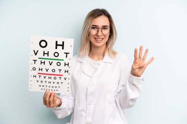 Sarışın kadın gülümsüyor ve arkadaş canlısı görünüyor, dört numarayı gösteriyor. optik görüş testi konsepti