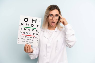 Sarışın kadın şaşırmış görünüyor, yeni bir düşünce, fikir ya da konsept fark ediyor. optik görüş testi konsepti