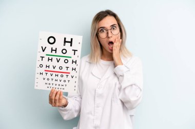 Sarışın kadın şok olmuş ve korkmuş hissediyor. optik görüş testi konsepti