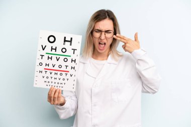 Sarışın kadın mutsuz ve stresli görünüyor, intihar jesti silah işareti yapıyor. optik görüş testi konsepti